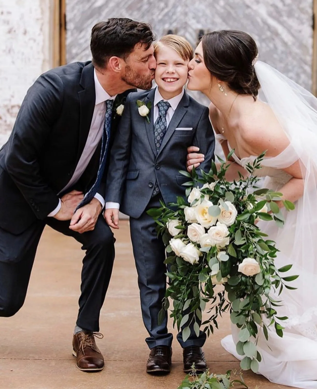 Tenue de cérémonie garçon porteur d'anneau Tuxedos Peake revers deux boutons vêtements pour enfants pour fête de mariage enfants 2 pièces ensemble (veste blanche + pantalon noir)