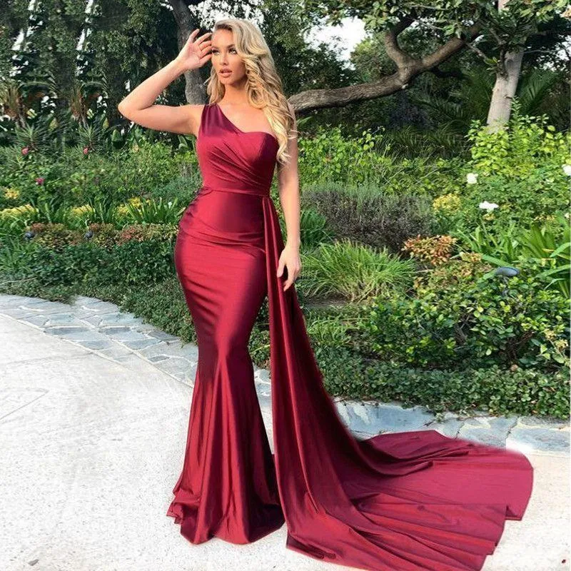 Tanie Czarowne Burgundy Długa Sexy Mermaid Prom Dresses One Shoulder Backless Satin Formalna Sukienka Plus Size Wieczór Party Suknie Robe De Soiree