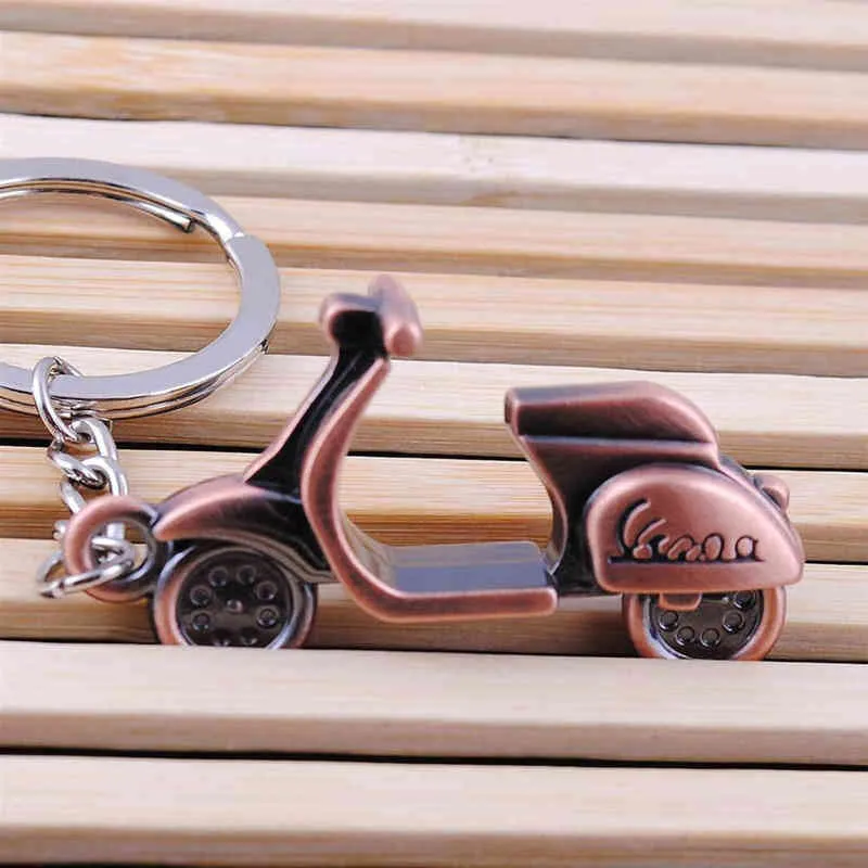 Porte-clés 3D scooter plaqué bronze porte-clés antique, personnalité de pédale de moto de voiture
