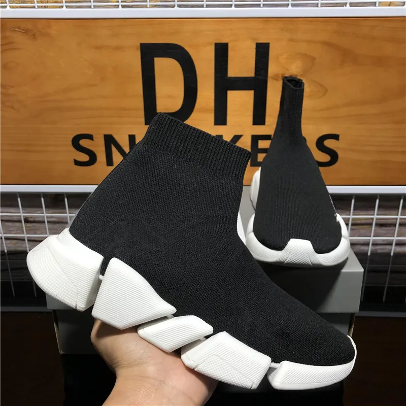 الجملة أعلى جودة المصممين للعلامات التجارية للرجال جوارب الجوارب أحذية متماسكة شبكات العداء أحذية رياضية عالية منصة تنفس قليدة أبيض أسود على حذاء رياضة ثلاثية غير رسمية مع صندوق