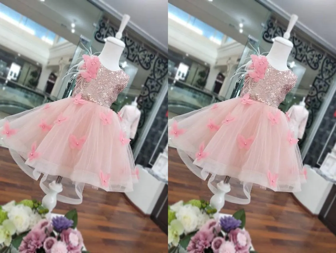 2021 İnanılmaz Kelebek Sequins Çiçek Kız Elbise Düğün Feathart Diz Boyu Tül Boncuklu Kısa Ucuz Geri İlk Communion Elbise