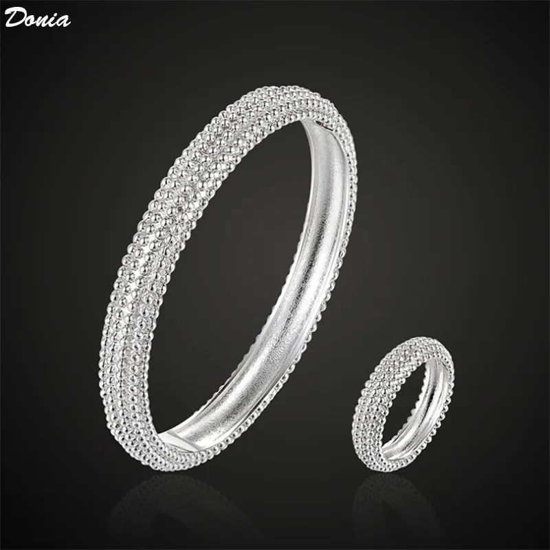 Donia Bijoux Bangle de luxe Partie européenne et américaine de la mode perlée de trèfle à quatre feuilles Miniature de cuivre incrusté de zirconie de concepteur