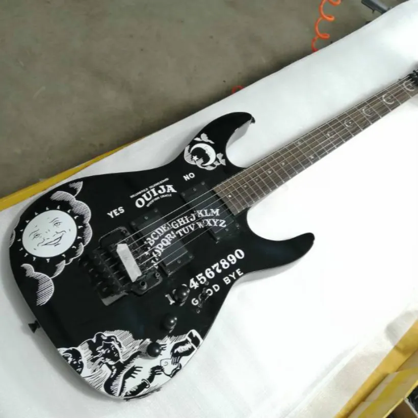 Top Calidad bajo precio Gyesp-0002 Negro Color Patrón de personalidad Hardware negro Kirk Hammett Ouija 6 cuerdas Guitarra eléctrica