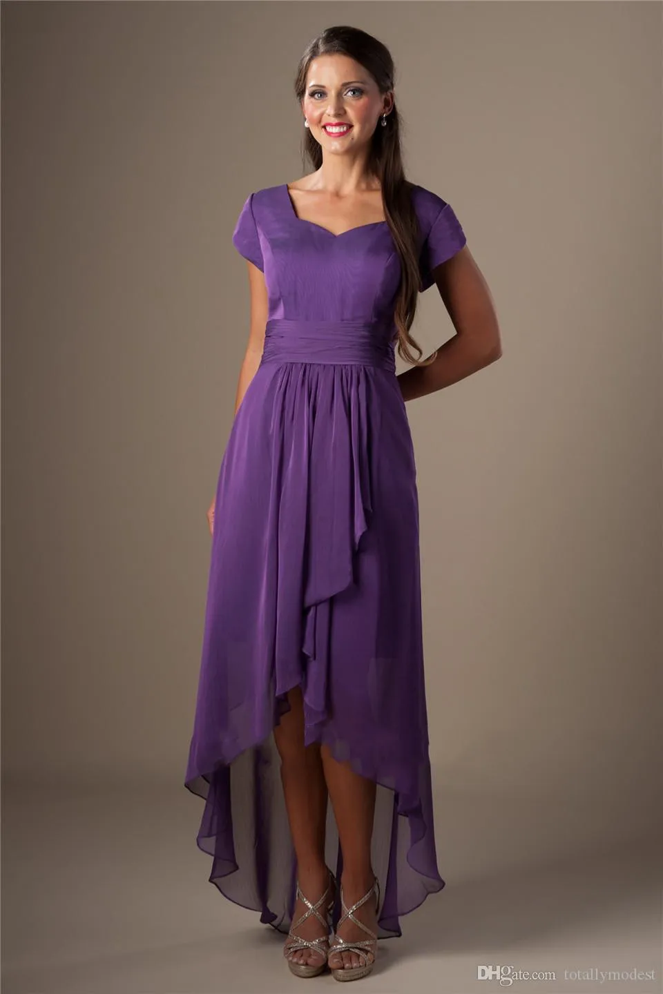 Aubergine Purple High Low Chiffon Modest Brudtärna Klänningar Korta Ärmar Korta Fram Långa Bak Bröllopsgäster Klänningar Maids of Honor Dresses