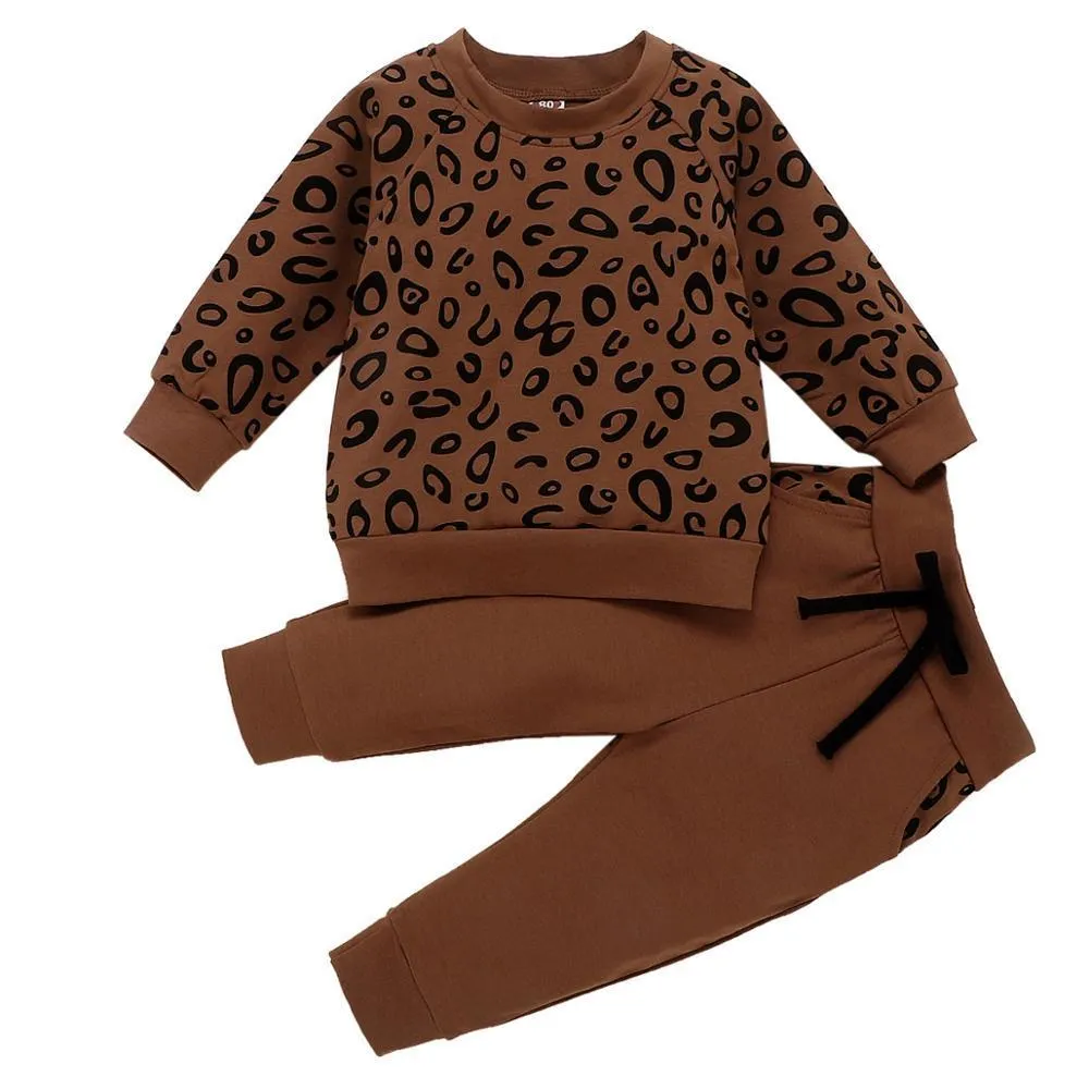 Set di abbigliamento per ragazzi per neonate Top con stampa leopardata + pantaloni solidi 2020 Set moda primavera Abiti per bambini Abiti LJ201202