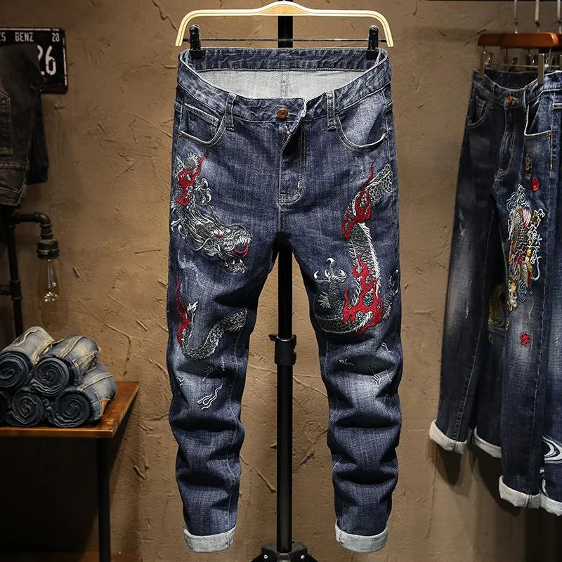 Mäns jeans män kinesiska drake broderi denim trendiga smala raka stretch byxor svart blå1247g