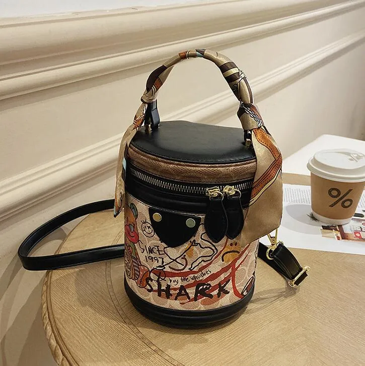 Groothandel dames schoudertassen zoete schattige beren graffiti bucket tas street trend cilinder dames lint handtas Europees populair contrast lederen rugzak 7771