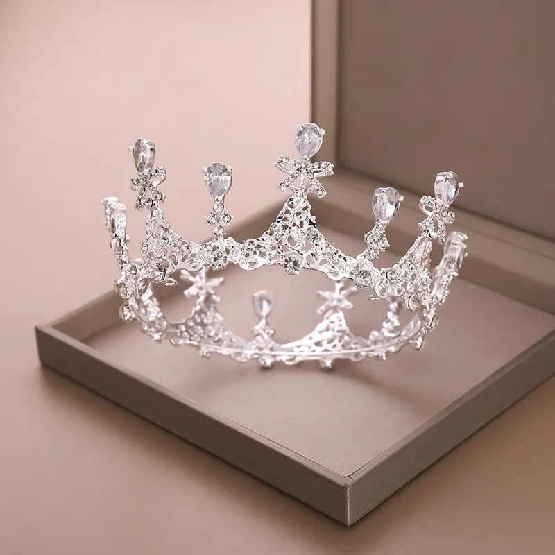 2021 Nowa piękna księżniczka nakrycia głowy Chic Bridal Tiaras Akcesoria Oszałamiające kryształy Perły Ślubne Tiaras i korony 12112