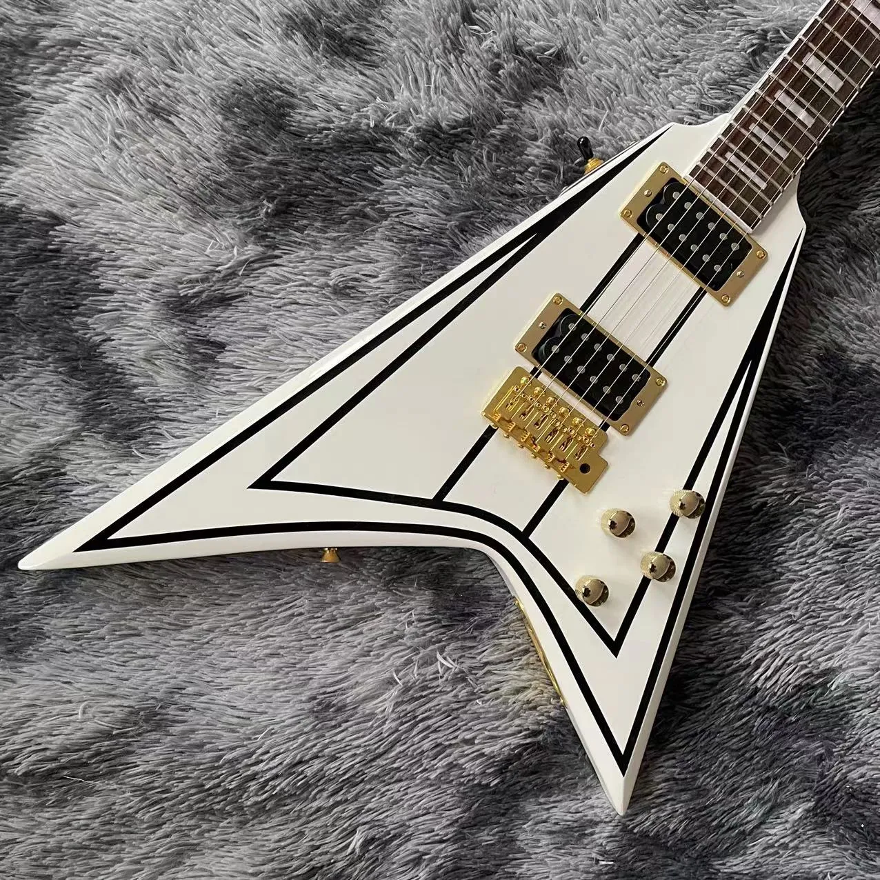 Anpassad Jackson V-Shaped Dovetail Electric Guitar White Body Stripes Golden Hardware Acceptera OEM