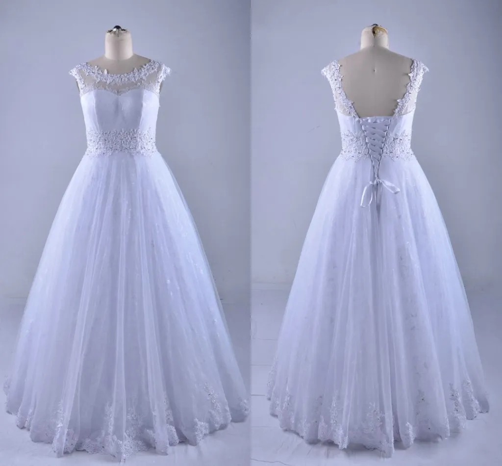 2021 Enkel Lace Bröllopsklänningar Plus Storlek Cap Kortärmad Sheer Boat Neck Applique Beaded Sequins Bridal Dress for Beach Wedding As Guest