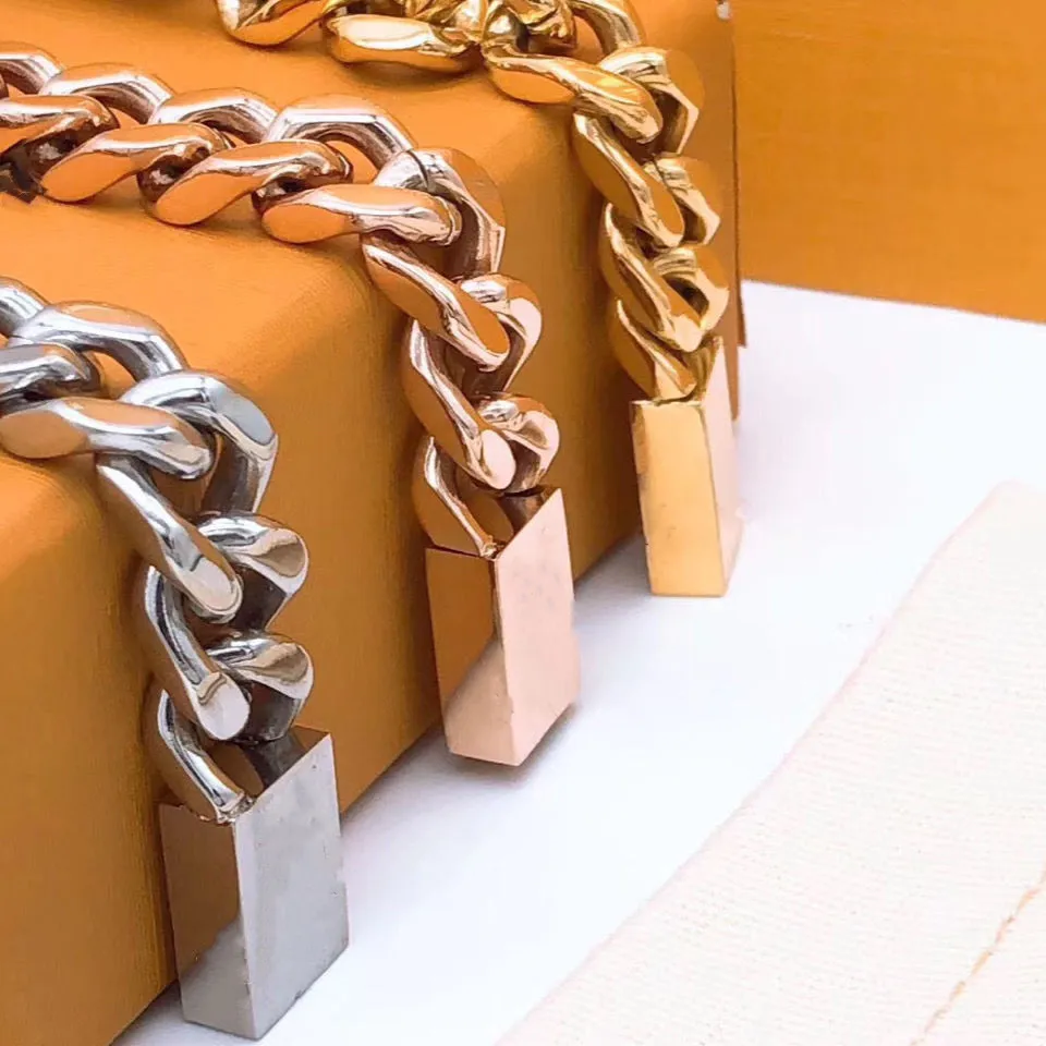 Bracciale a quattro stili Bracciale a catena unisex Bracciali in acciaio al titanio di alta qualità Bracciale in acciaio inossidabile Collegamento di fornitura di gioielli di moda di personalitàA