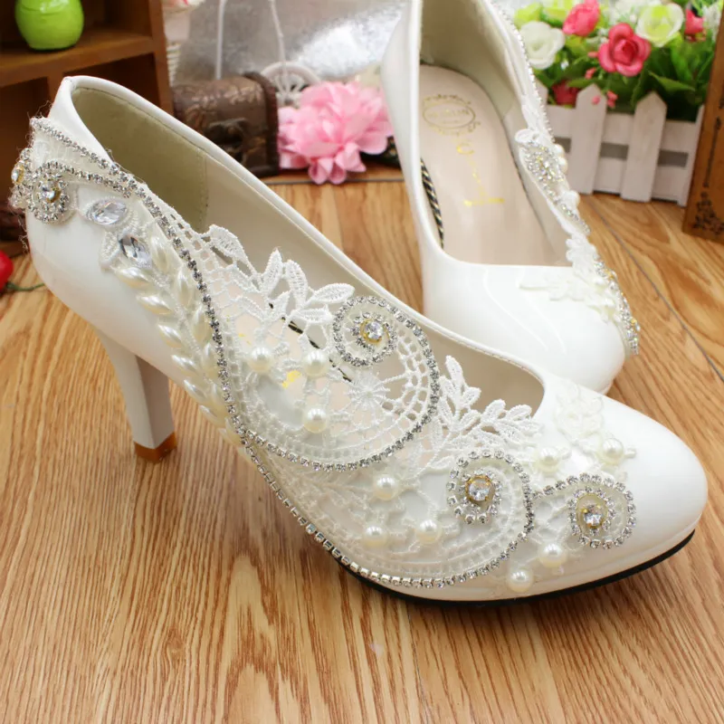 Custom Made Bridal Wedding Shoes 2021 Plattformar Kattunge High Heel Lace Pearls Crystals White Party Shoes för Brides Bridesmaid Round Toe