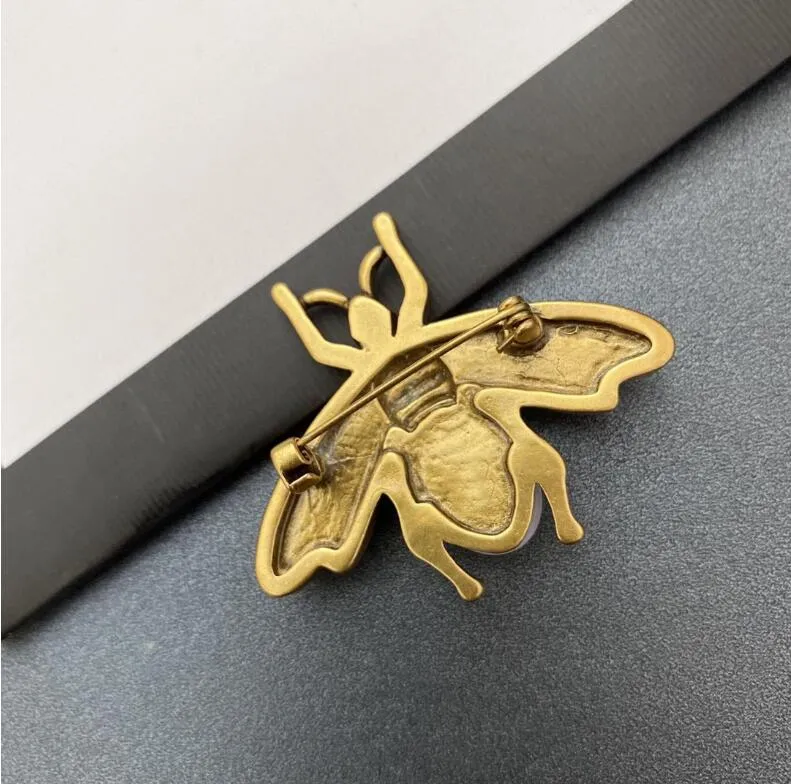 Broche rétro en forme de lettre d'abeille pour vêtements, mode sauvage, grande marque, épingle à col, unisexe, haute qualité, livraison rapide, 2021