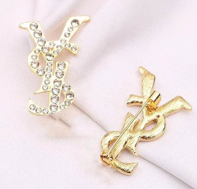 3 couleurs Marque Designer Double Lettre Broches Coréenne Petit Vent Doux Broche Perle Couples Femmes Hommes Strass Costume Broches De Mode Bijoux Accessoires