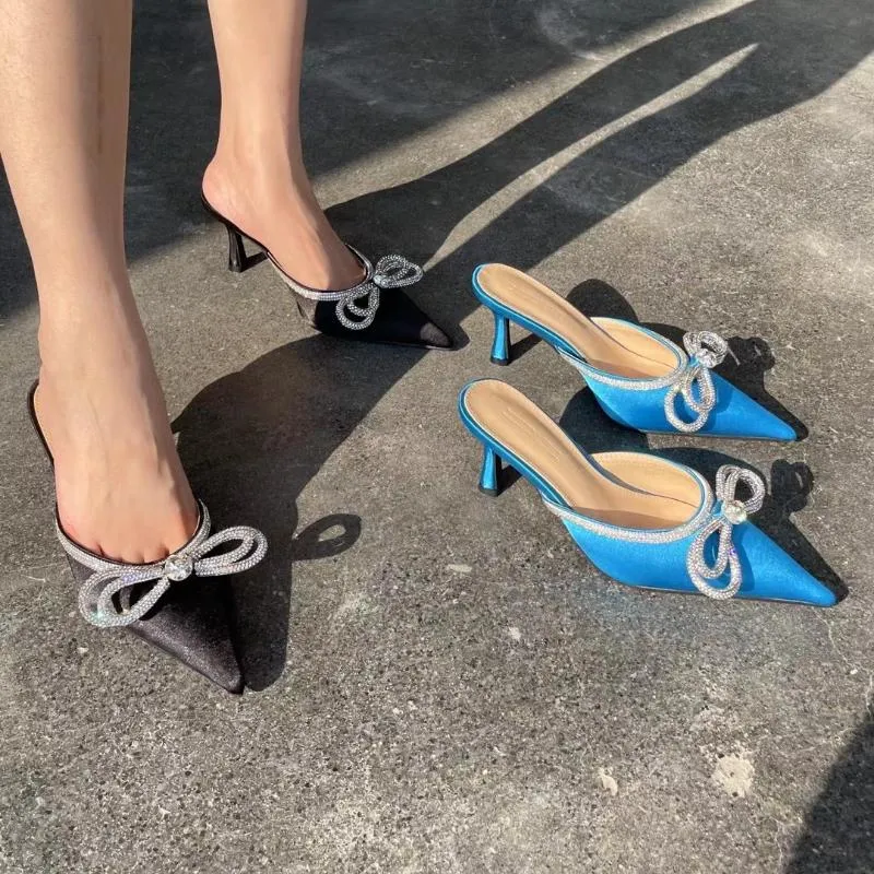 슬리퍼 우아한 여성 뾰족한 발가락 새틴 라인 석이 활 디자인 얇은 하이힐 블루 핑크 화이트 블랙 얕은 슬립 노새 신발