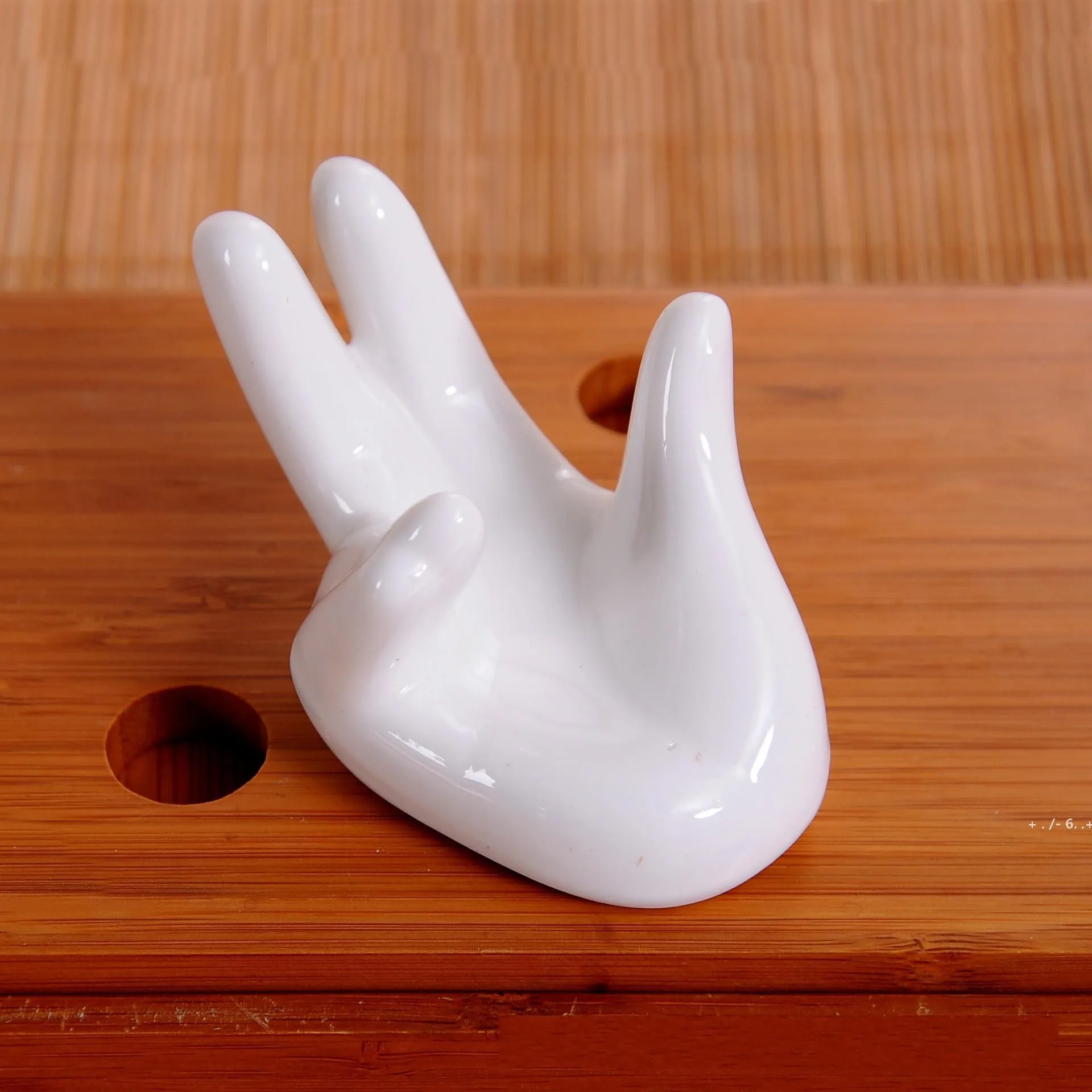 Servizio di pulizia Casa a forma di mano Portauovo in ceramica Cucina Conservazione Organizzazione per colazione Ocarina Collector fotografia decora RRA12280