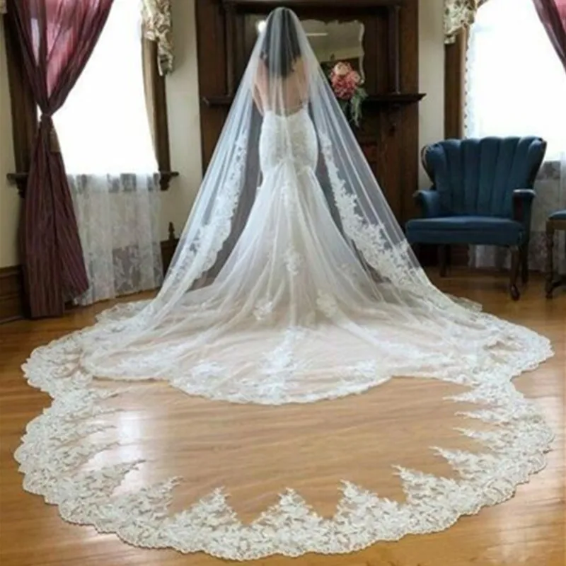 Luxury Cathedral Wedding Veils With Lace Appliced ​​Edge 3M Lång pärlstav brudslöja tyll med kam för kvinnor hårtillbehör rodnad slöja ribber slöja