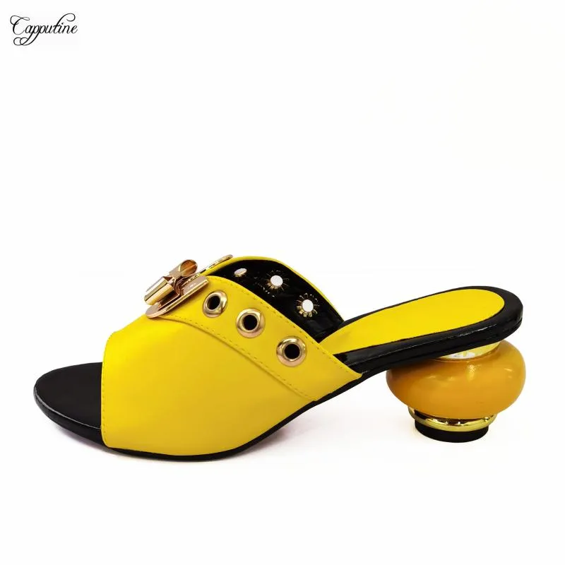 Sukienka Buty Najnowsza żółta kobieta Lato Wysokie obcasy Kapcie Damskie Pompy Sandały Femmes Chaussures Pantuflas Mujer CR2135-1 Wysokość 5 cm