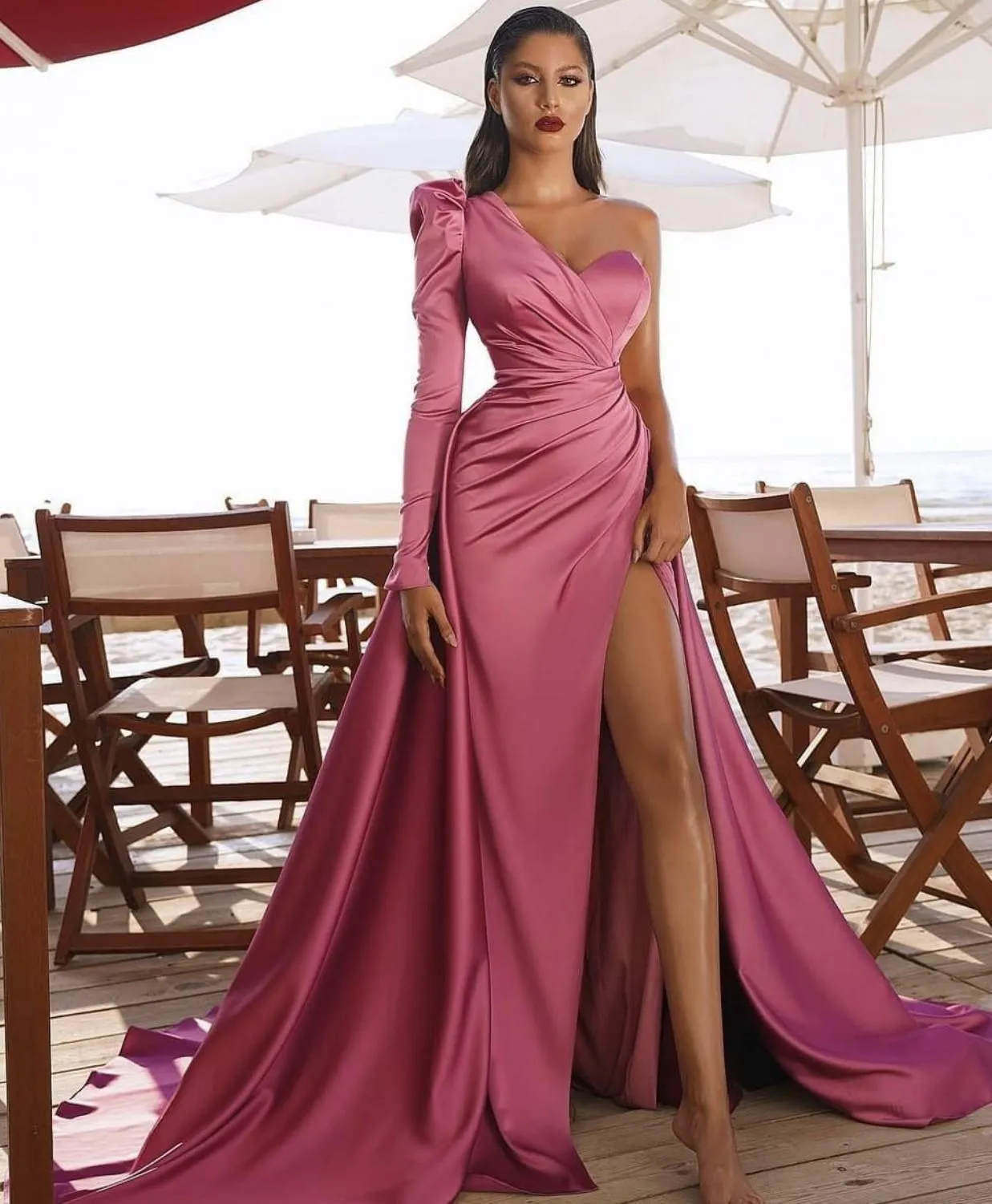 2021 Abiti da sera rosa polverosi sexy vintage indossano una spalla in raso con spacco laterale guaina Dubai abito da sera arabo lunghezza del pavimento abiti da ballo celebrità
