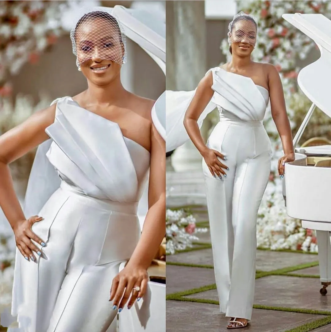 2021 Blanc Plus La Taille Jumpsuit Robes De Mariée Avec Des Wraps Une Épaule Plissée Dos Ouvert En Satin De Mariage Invité Robe Demoiselle D'honneur Fomral Party