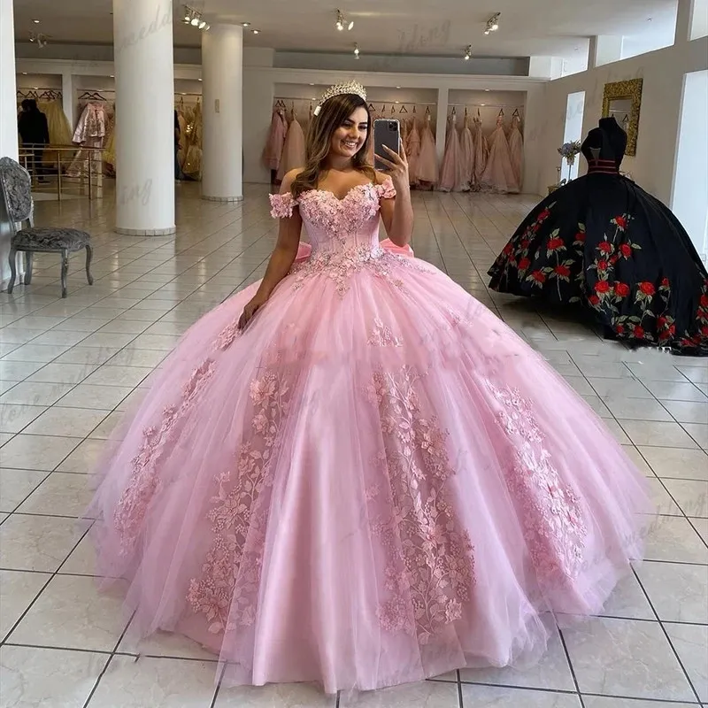 2022 Pembe Quinceanera Elbiseler Balo Kapalı Omuz 3D Gül Çiçekler Kabarık Tatlı 16 Elbise Ünlü Parti Abiye Mezuniyet