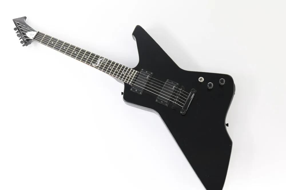 Chitarra elettrica con corpo nero, tastiera in palissandro e intarsi speciali, pickup attivi, personalizzabili.