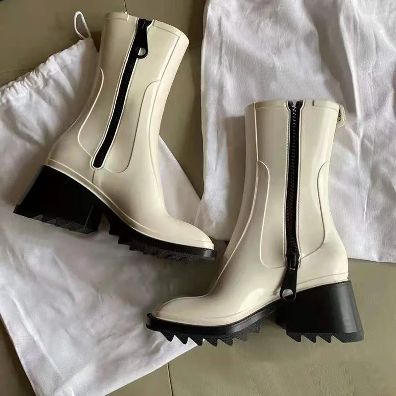 2021 Lyxig designer Kvinnor Halvstövlar Skor Vinter Chunky Med Heels Plain Square Toes Shoe Rainboots Zip Women Mid Calf Booty Wear Beständig Tjock Soled Boot3