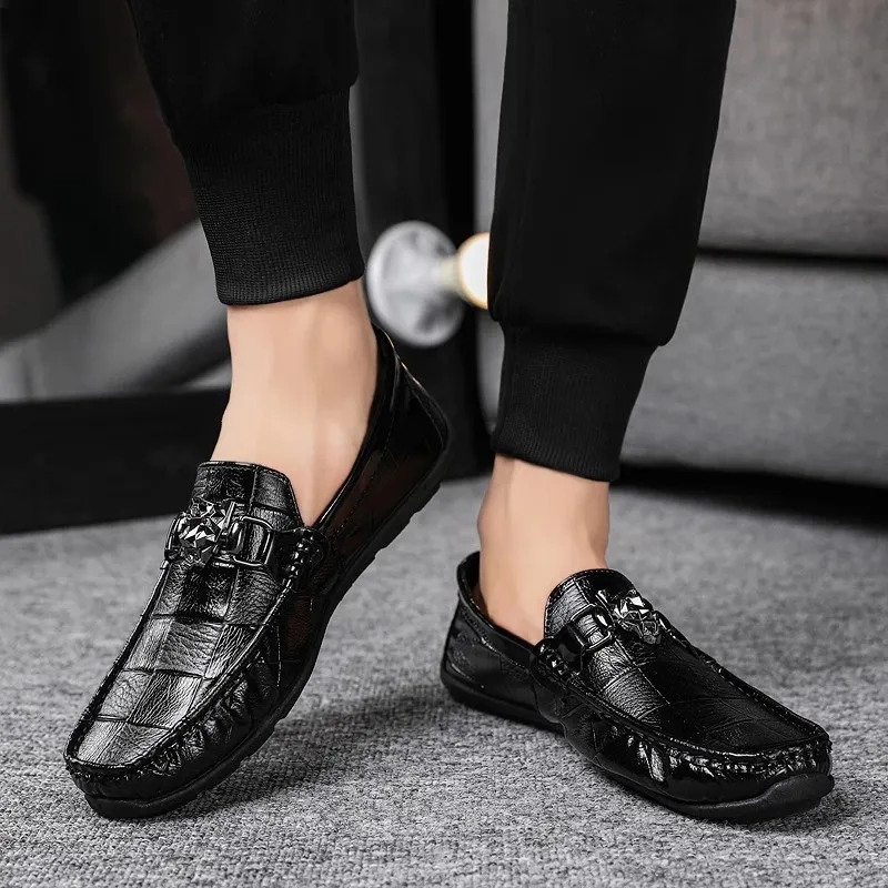 Erkekler için Moccasins Yeni erkek Ayakkabı Düğün Erkekler Penny Loafer'lar Eğilim Moda Casual Düz Adam Nefes El Dikiş Deri için