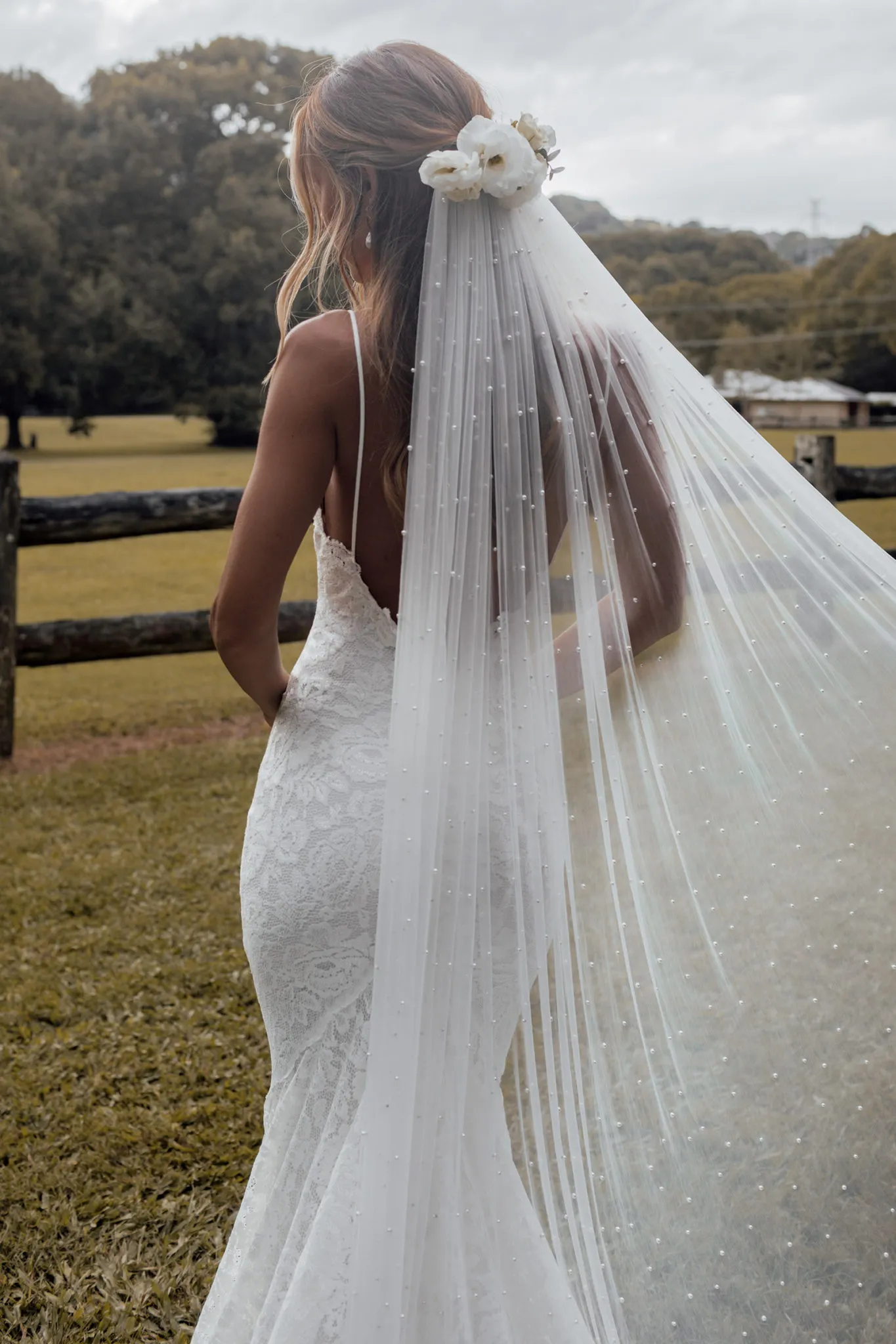 Velo de novia de perlas de 1 nivel hecho a mano de lujo Velos de novia largos románticos Longitud de la catedral 3 metros Tul suave para la novia Borde cortado con peine