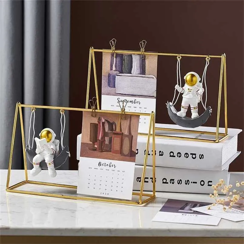 スウィング宇宙飛行士の置物カレンダーデスクの装飾樹脂の装飾現代のリビングルームの装飾ホームアクセサリーCosmonautギフト211108