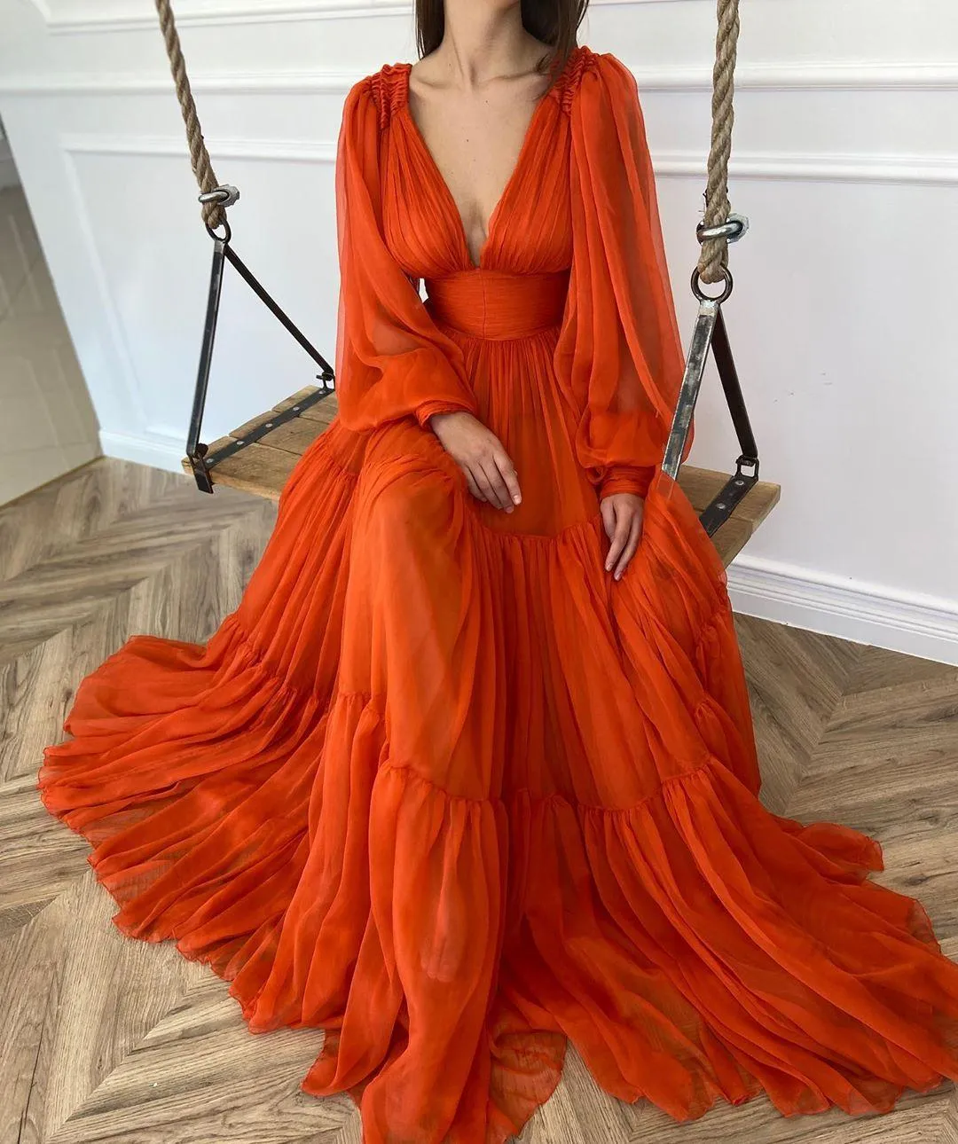 2021 Sexy Deep V-Ausschnitt Illusion Orange Tüll Prom Kleider Eine Linie Empire Puffy Langärmeln Geraffte Abend Party Kleider mit Reißverschluss Zurück Sheer Röcke Sweep Zug plus Größe