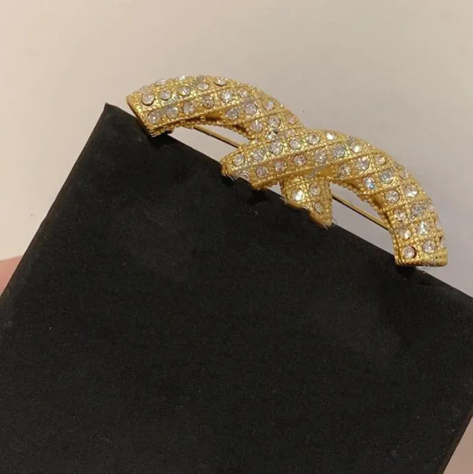 ブローチ chjia クラシックダブルレター象嵌ダイヤモンドピンファッション高級ジュエリー卸売価格デザイナーブローチジュエリーメンズレディースビジュー cjewelers