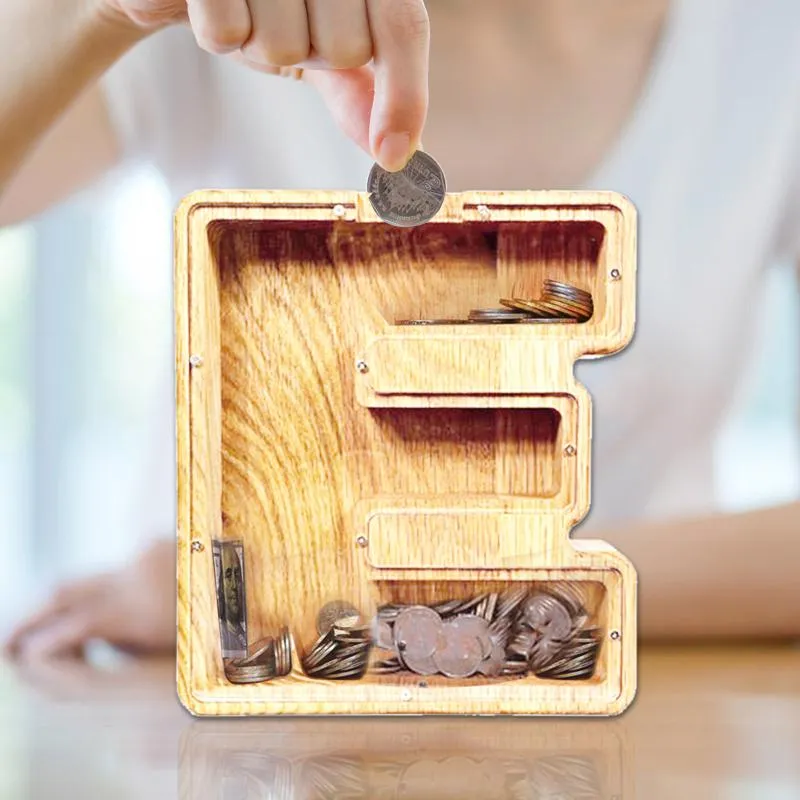 Novelty objekt Spargris Brevformad Money Box Träförvaring Boxar Kreativ Engelska Alphabet Organizer Trä Tank Skrivbord Ornament