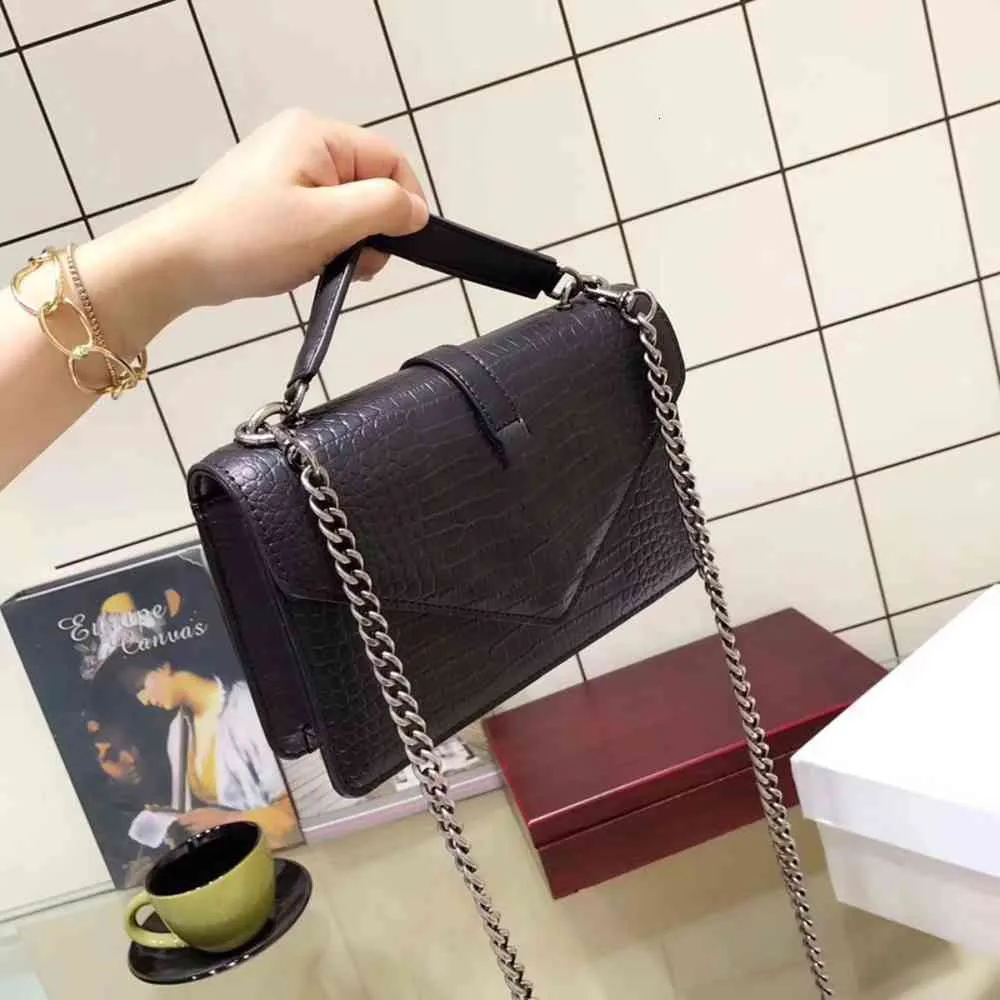 2018 The fashionable new women's bag is made of fine quality and quality.