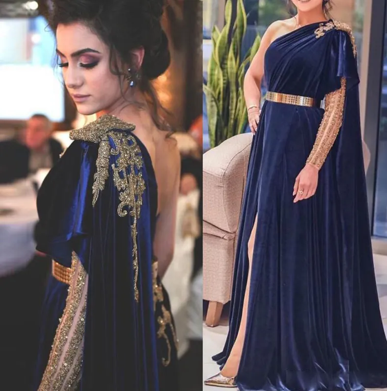 Elegante Um ombro Marinho Azul Dubai Dubai Vestidos de Noite Longo A-Linha Veludo Talvez Vestidos de Ouro Gold Beads Coxa Fenda Árabe Vestido de Festa de Primeiro Robe de Soriee 2021