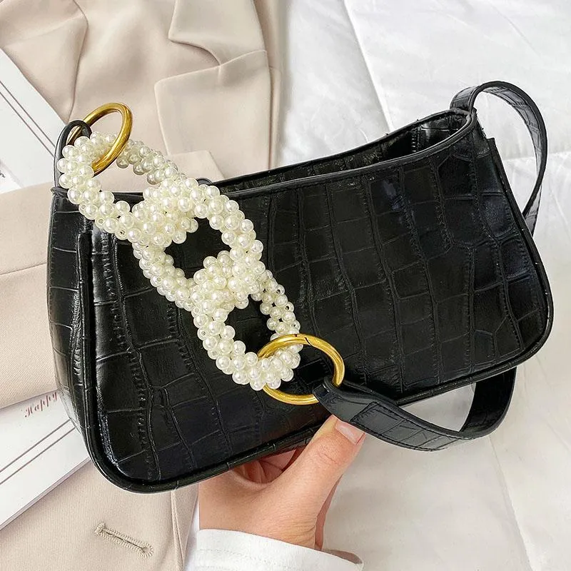 Totes Luxury Women Shoulder Bag PU PU Läder Vintage Armpit Handväskor för 2021 Ladys French Style Pearl Small Purse