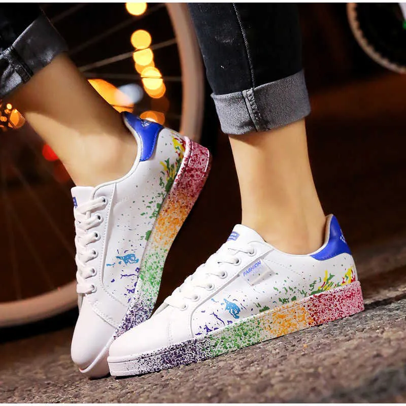 2021 Våren Nya Kvinnor Flat Sneakers Lace Up Färgglada Graffiti Platform Kvinna PU Flats Mode Ladies Walking Vulkaniserade Skor Y0907