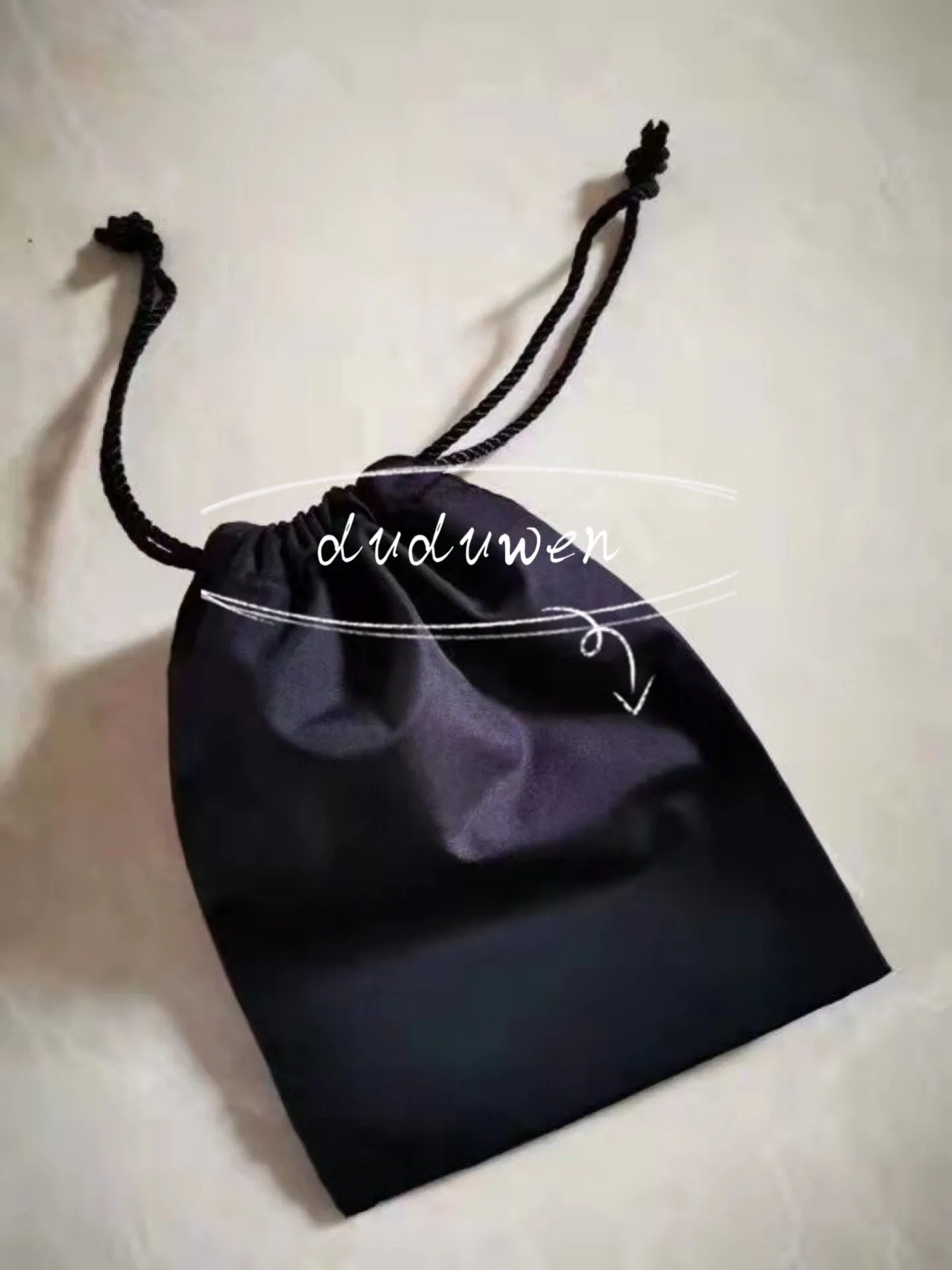 Envoltura de regalo 11.5X15 cm Bolsa de polvo de seda negra Bolsa de embalaje de moda Paquete Bolsa de cadena para joyería Caja de almacenamiento de letras impresas Buena calidad