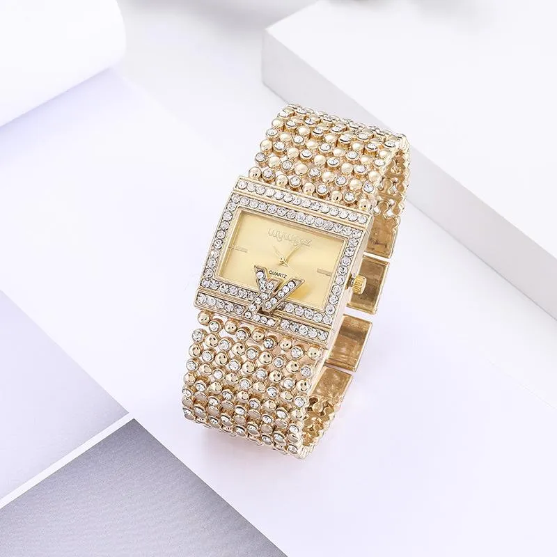 腕時計トレンドはスタースタッドされた豪華な女性の時計文字Vダイヤモンドの埋め立ての正方形のスチールストラップファッションブレスレットの時計でいっぱいです