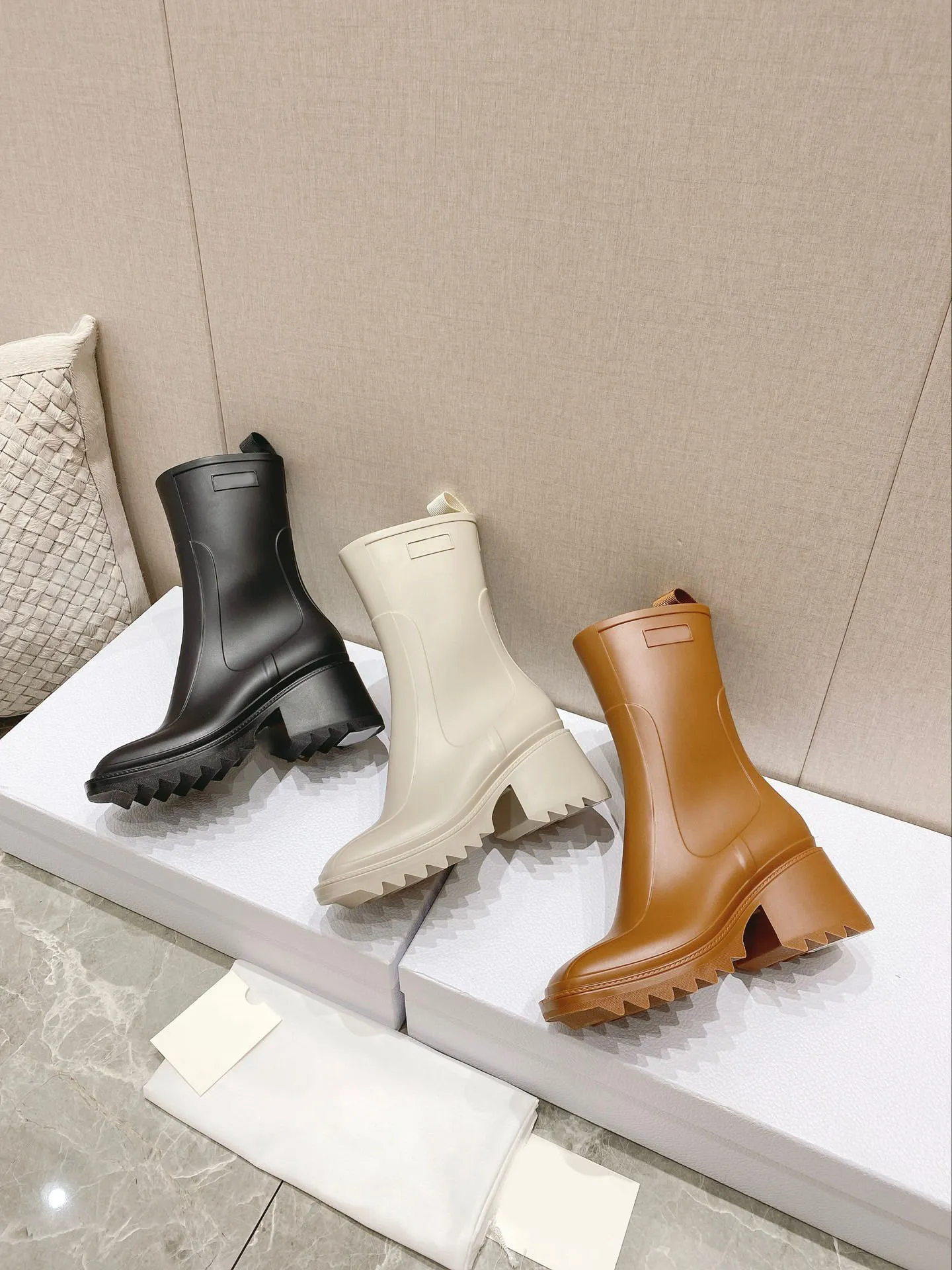 Botas de chuva da mulher de salto baixo PVC Botas de moda clássica estilo zíper para facilitar e desligar