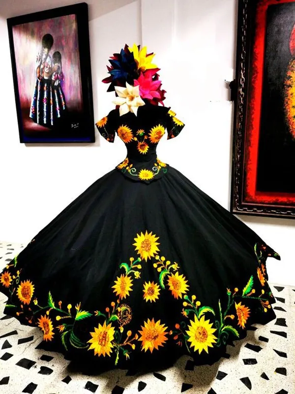 Skromne słoneczniki Haftowane Quinceanera Dresses Charro Mexcian Style Suknie Balowe z ramienia Sweet 16 Dress 15 Girls Gorset Bow Długi