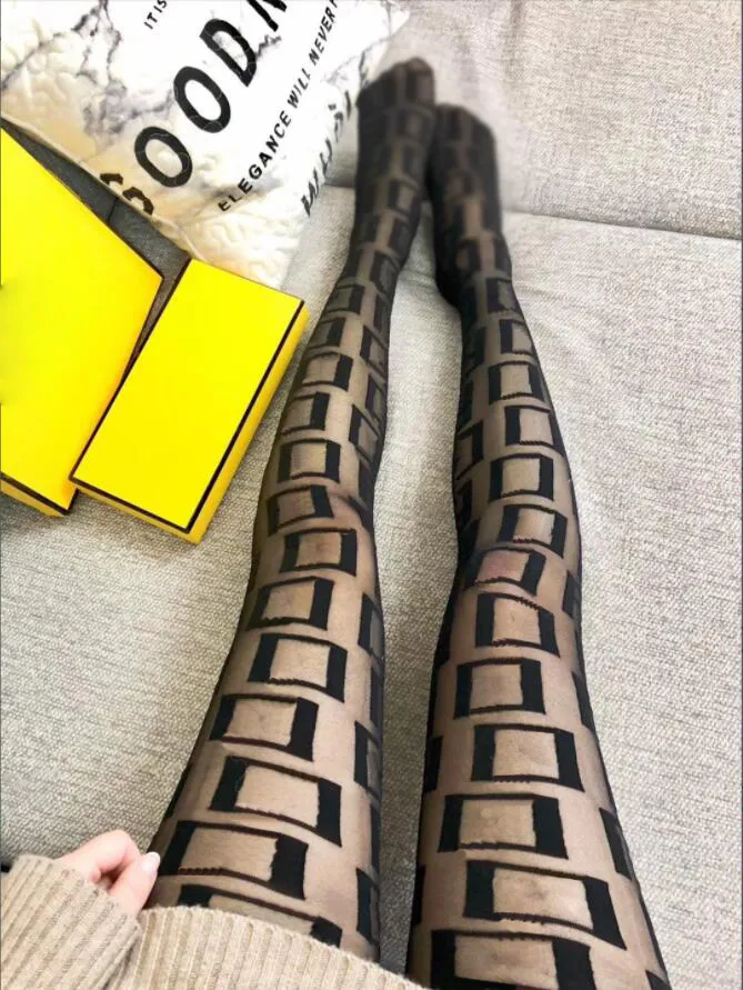 Sexiga strumpor Långa strumpor Tights Dammode Svart Vit Tunn Spets Mesh Strumpbyxor Mjuk Andas Hollow Letter Tight Strumpbyxor Hög kvalitet Med Box