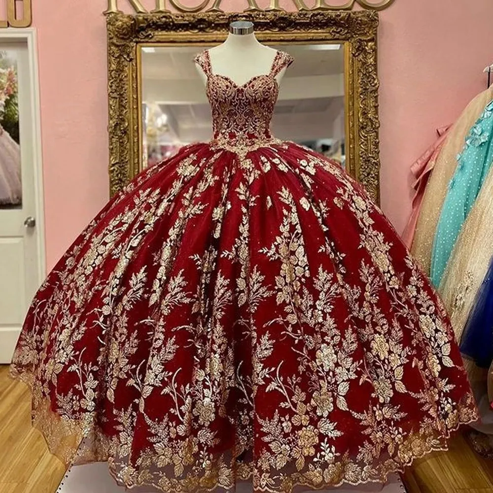 Vestido De Quincea era Rojo Oscuro Con Encaje Dorado De Lujo