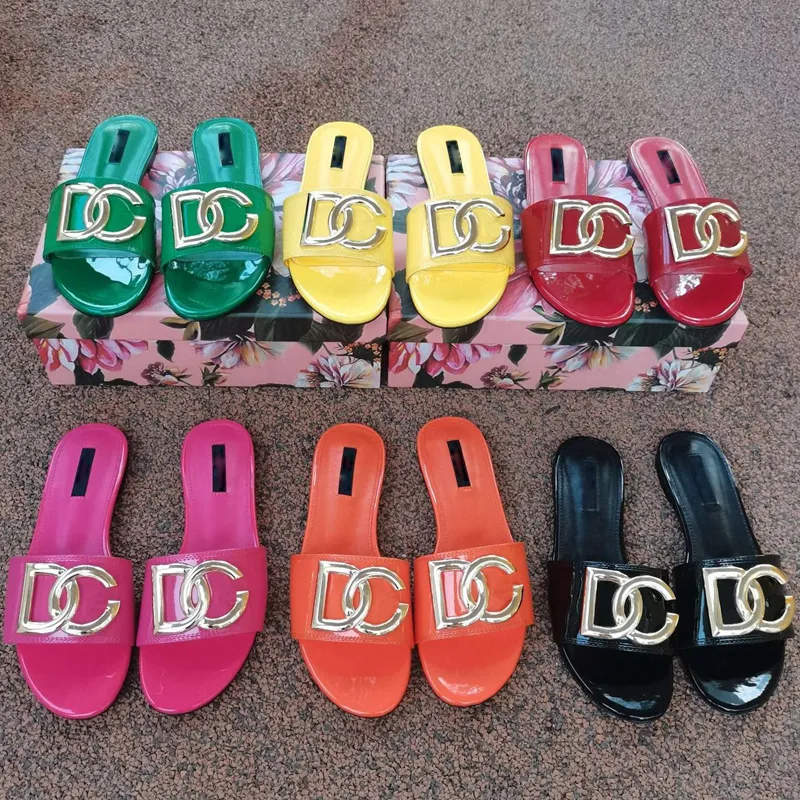 Women Summer Slippers Designer Sandals Flat Bottomed Loafers Ladies Buckle Patent Leather Slideshow Metal Letters Flip Flop 35 42