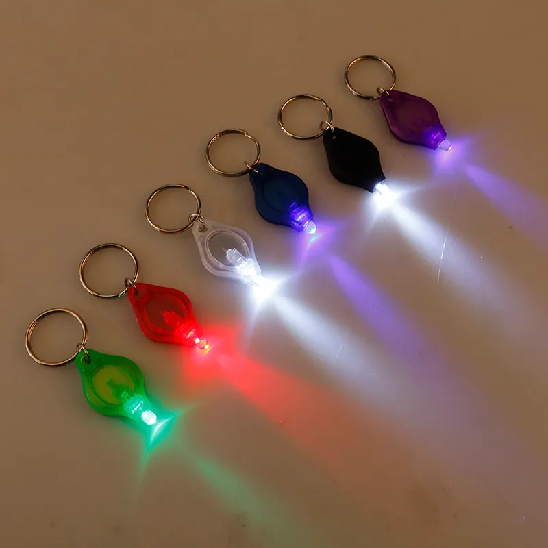 Mini lampe de lampe de poche Keychain portable porte-clés de porte-clés porte-clé Chaîne d'urgence Camping lampe Sac à dos Feuille d'utilisation de la lumière Vente en gros
