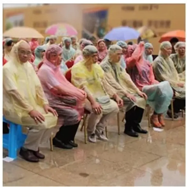 Imperméable unique à la mode Imperméables PE jetables à chaud Poncho jetable Vêtements de pluie Manteau de voyage Vêtements de pluie