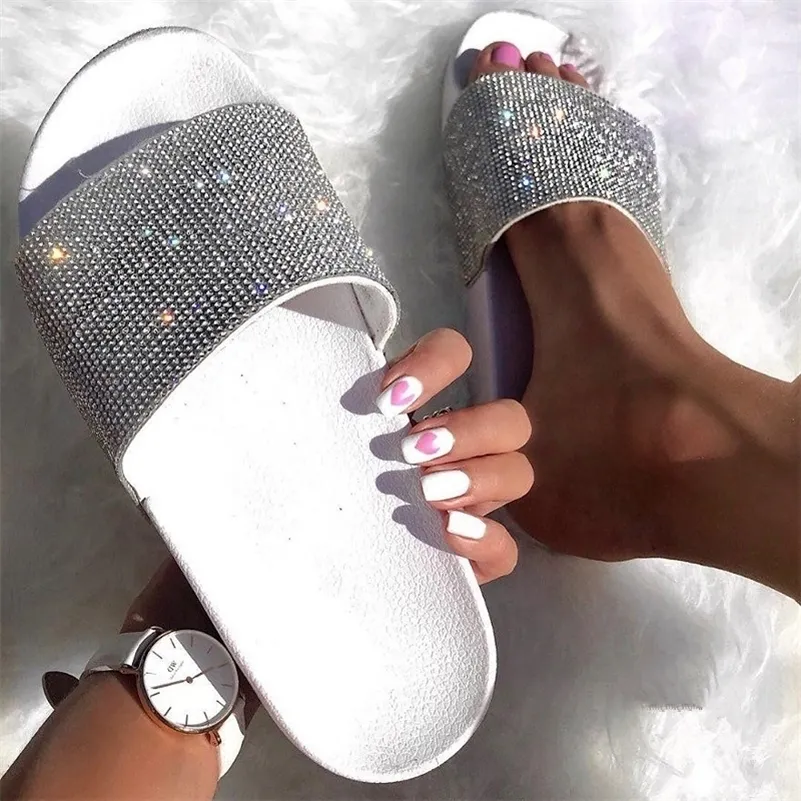 Rhinestone Bling Beach Slides Kvinnor Tofflor Flip Flops Sommar Casual Skor Crystal Diamondsandals Slip på Flat Footwear 210310