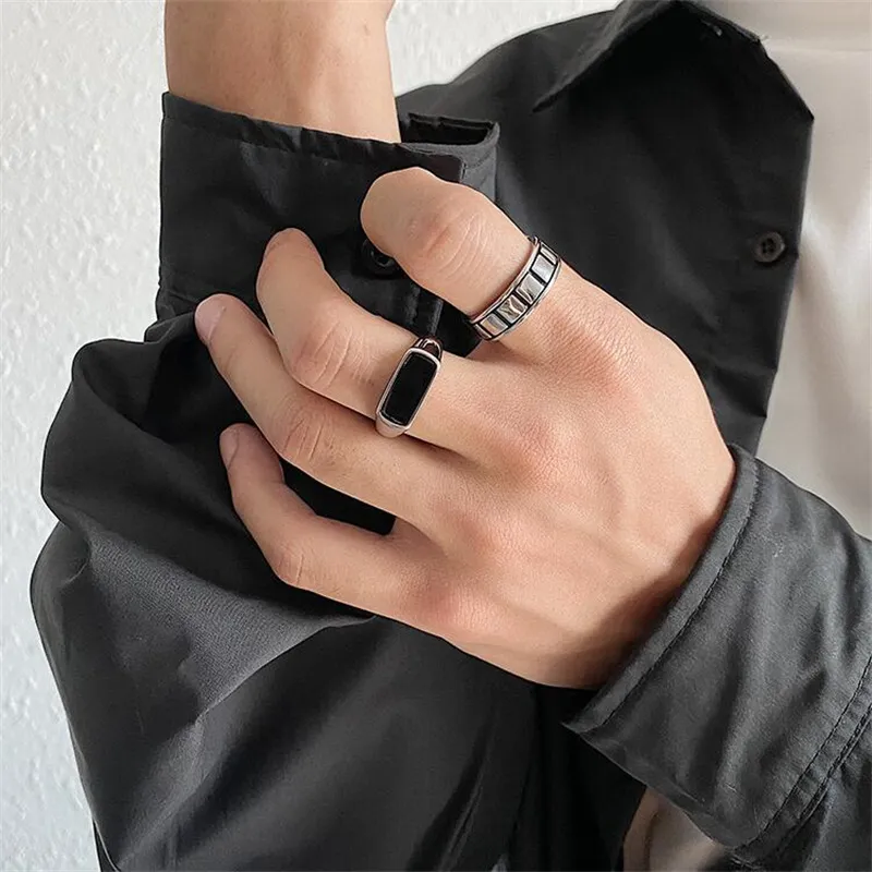 Marca de moda coreana InS Anillo de nicho de diseño Simple Retro Luz Lujo Lujo Titanio Dark Titanio Traje de Hombres Accesorios de Joyería