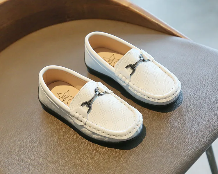 Frühlings Sommer Neues Kinder Jungen Mädchen Kleid atmungsbezogene lässige Kinder Jungen Mädchen Mädchen flache Lederschuhe Moccasins Größe 21-30 gut