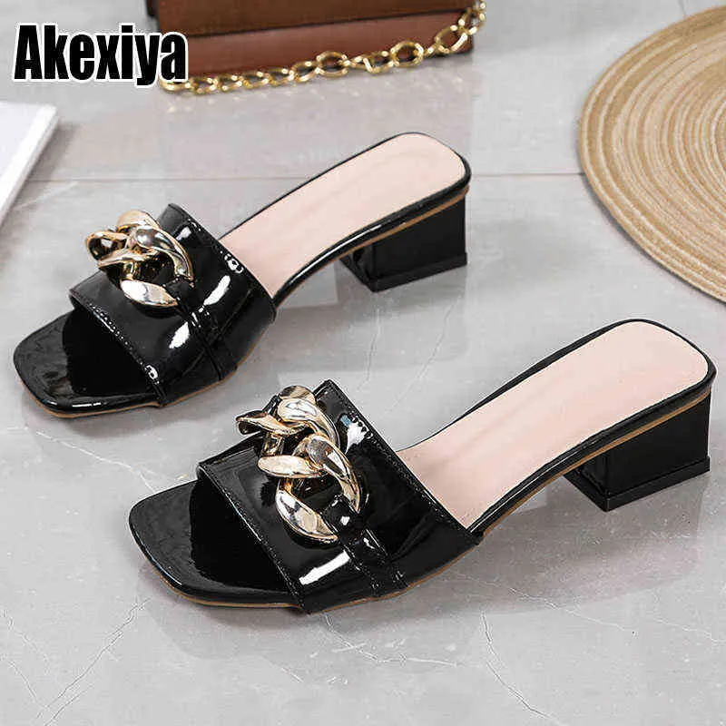 Kapcie Nowa Moda PU Kobiety Buty Letnie Kwadrat Obejście Peep Toe Slipper Metal Decoration Elegancki BC3768 220304